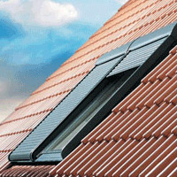 Le volet roulant protège votre fenêtre de toit contre les effets néfaste du soleil et vous apporte le confort nécessaire pour stoper la lumière - creation de fenetre de toit