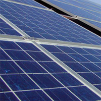 Une cellule photovoltaïque est un composant électronique qui, exposé à la lumière (photons), génère une tension électrique (volt) (cet effet est appelé l'effet photovoltaïque). Le courant obtenu est un courant continu et la tension obtenue est de l'ordre de 0,5 V - toiture photovoltaique