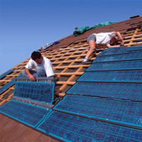 Pose des panneaux photovoltaïque en remplacement des tuiles traditionnelles sur une maison individuelle par des poseurs professionnels - panneau photovoltaique