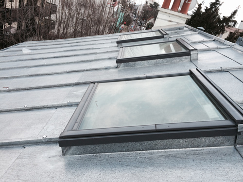 Fenêtre de toit VELUX sur zinc